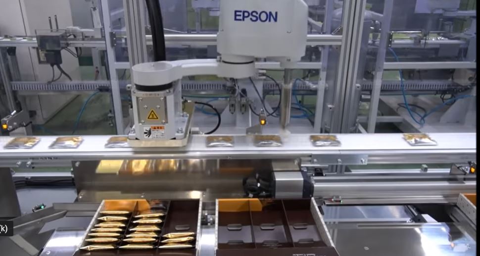 Etiquetage robot usine biscuits